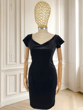 Încarcă imaginea în vizualizatorul Galerie, Rochie neagră din catifea mărimea S
