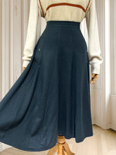 Încarcă imaginea în vizualizatorul Galerie, Fustă vintage evazată din lână mărimea M
