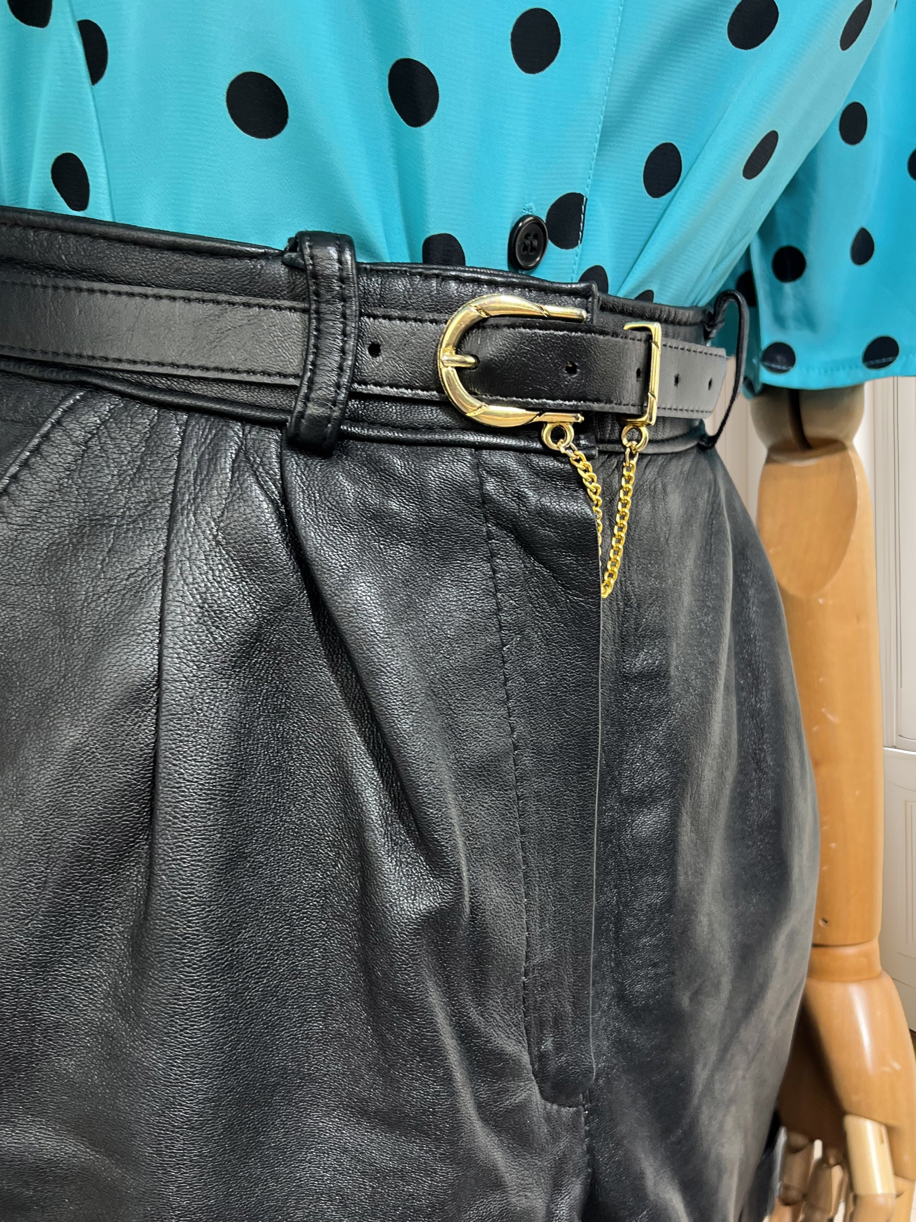 Pantaloni scurți din piele mărimea S