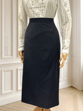 Încarcă imaginea în vizualizatorul Galerie, Fustă vintage din lână pură mărimea M
