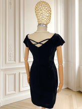 Încarcă imaginea în vizualizatorul Galerie, Rochie neagră din catifea mărimea S
