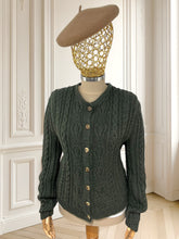 Încarcă imaginea în vizualizatorul Galerie, Cardigan lucrat manual din lână mărimea M

