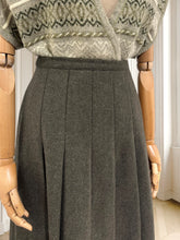 Încarcă imaginea în vizualizatorul Galerie, Fustă plisată din lână mărimea M
