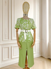 Încarcă imaginea în vizualizatorul Galerie, Costum vintage din pânză fină mărimea S
