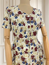 Încarcă imaginea în vizualizatorul Galerie, Rochie cu print floral mărimea L
