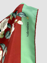 Încarcă imaginea în vizualizatorul Galerie, Eșarfă Valentino vintage din mătase naturală
