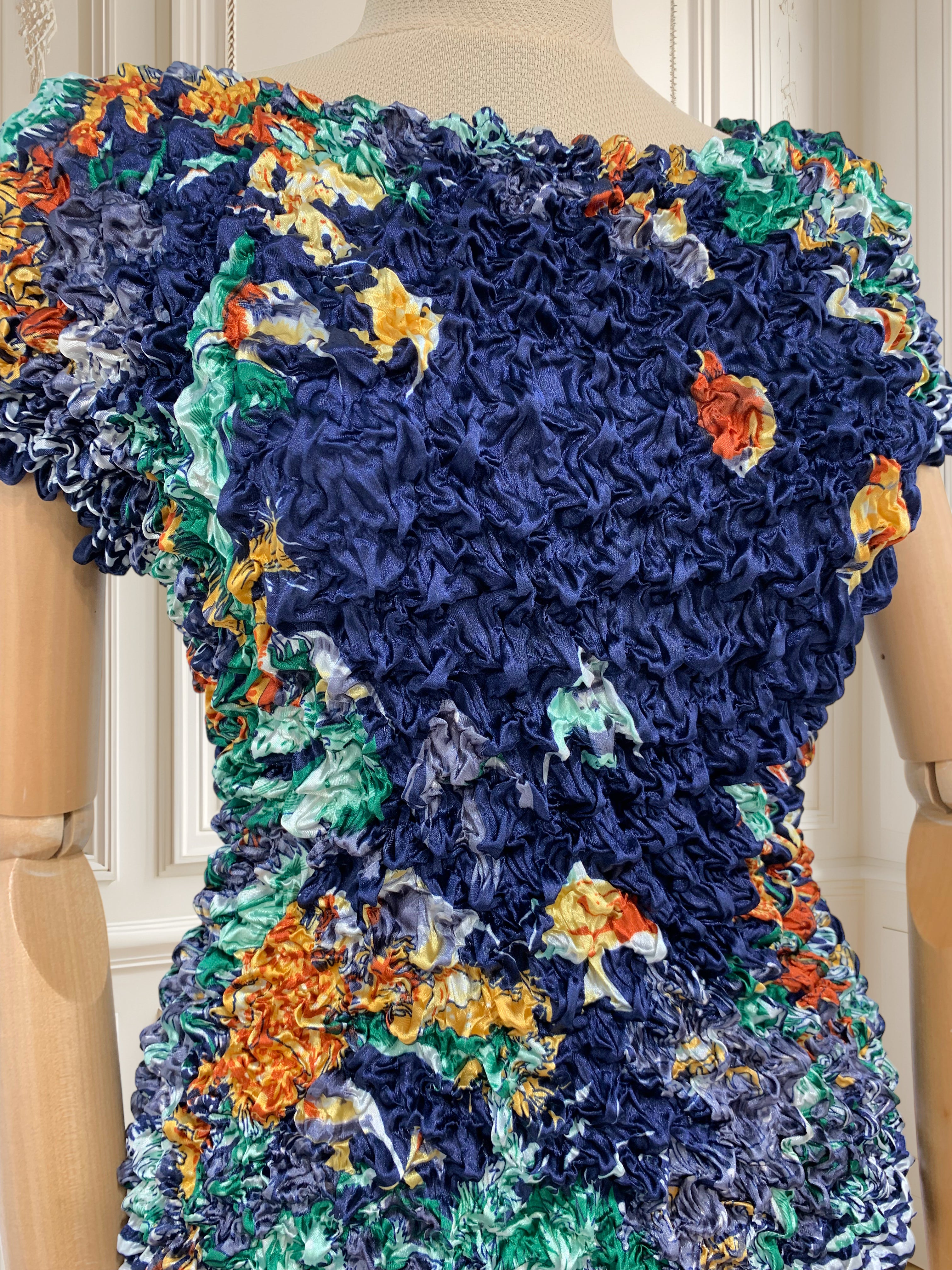 Tricou creponat din satin potrivit pentru S/M