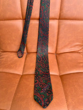 Încarcă imaginea în vizualizatorul Galerie, Cravată subțire cu print paisley
