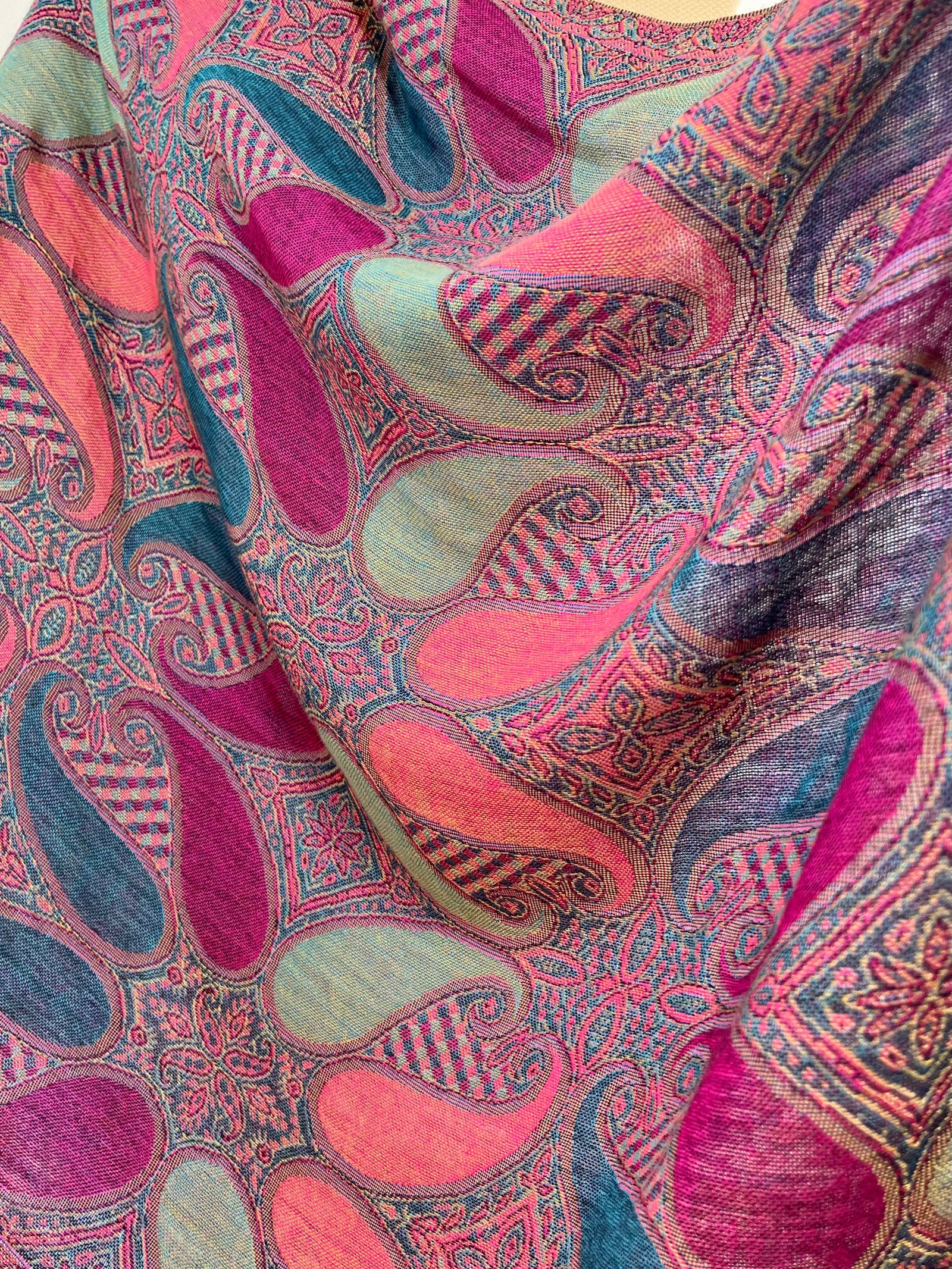 Șal din țesătură fină cu print paisley