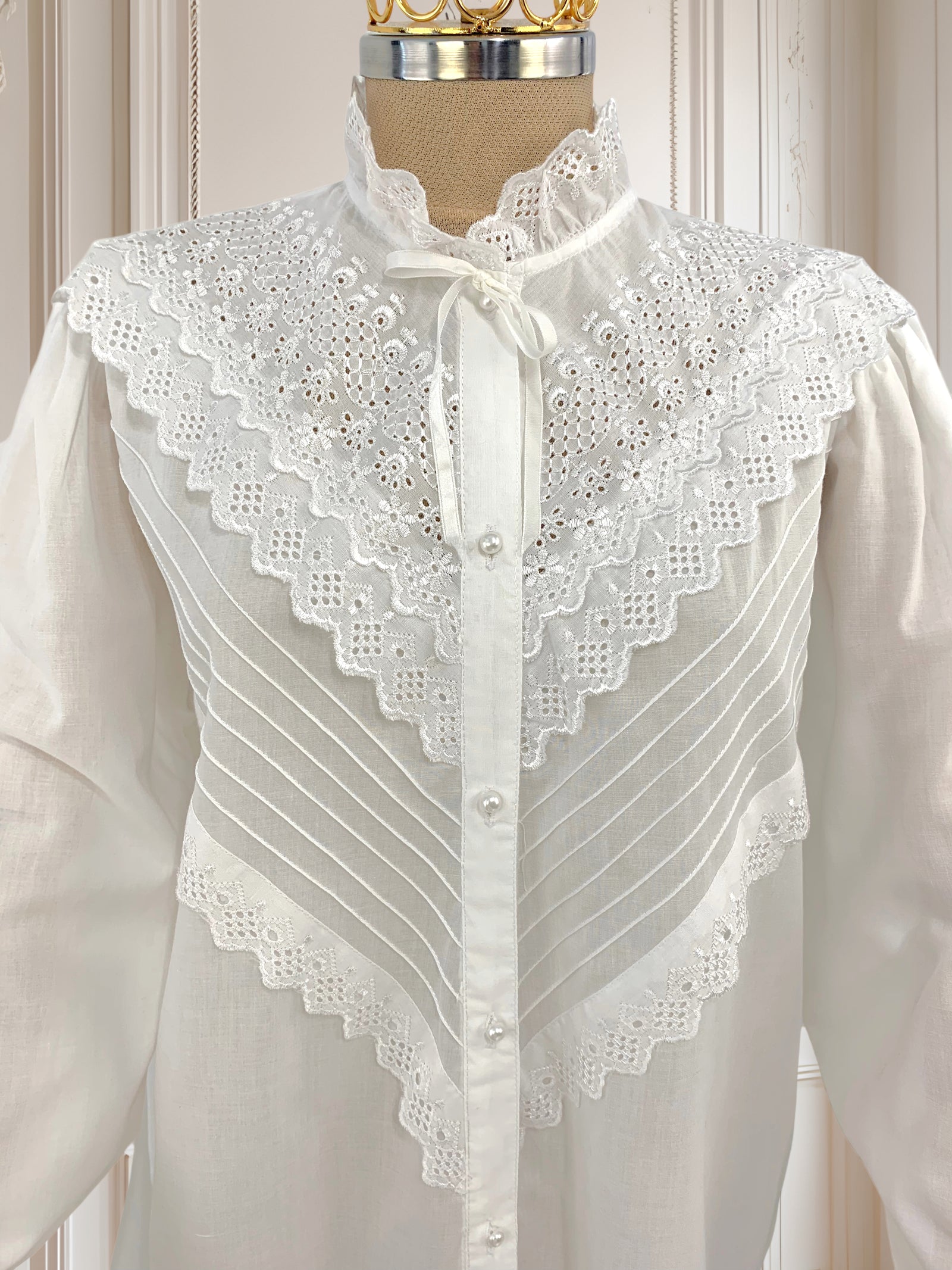 Cămașă albă cu broderie mărimea XL