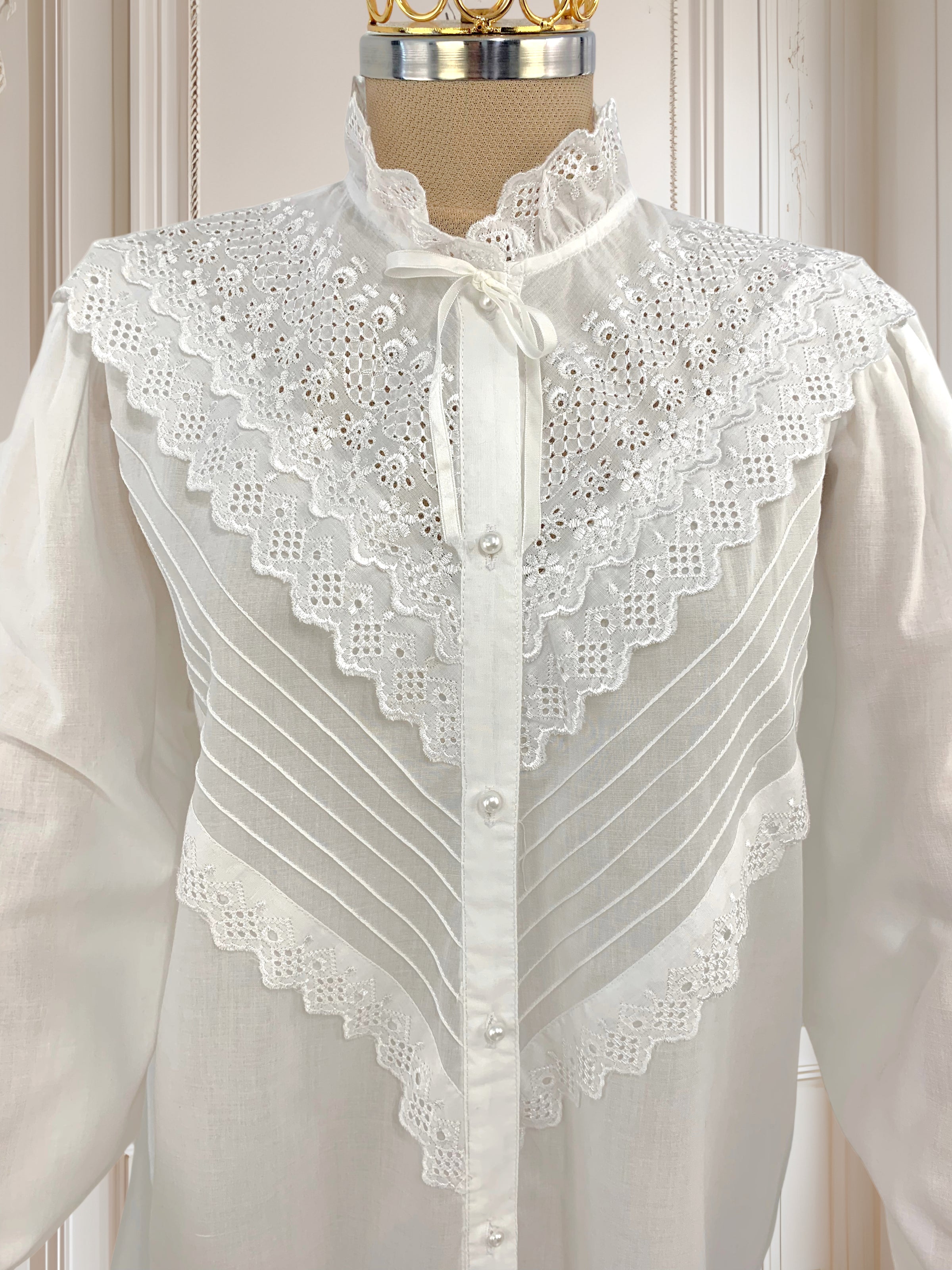 Cămașă albă cu broderie mărimea XL