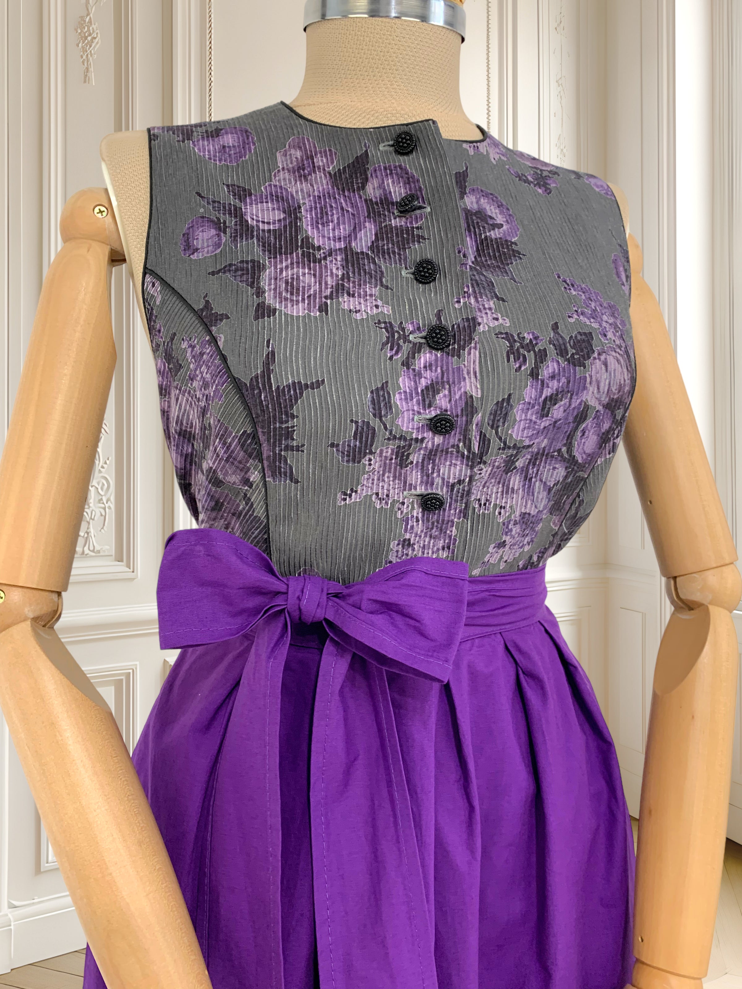 Rochie bavareză cu flori mov mărimea XL