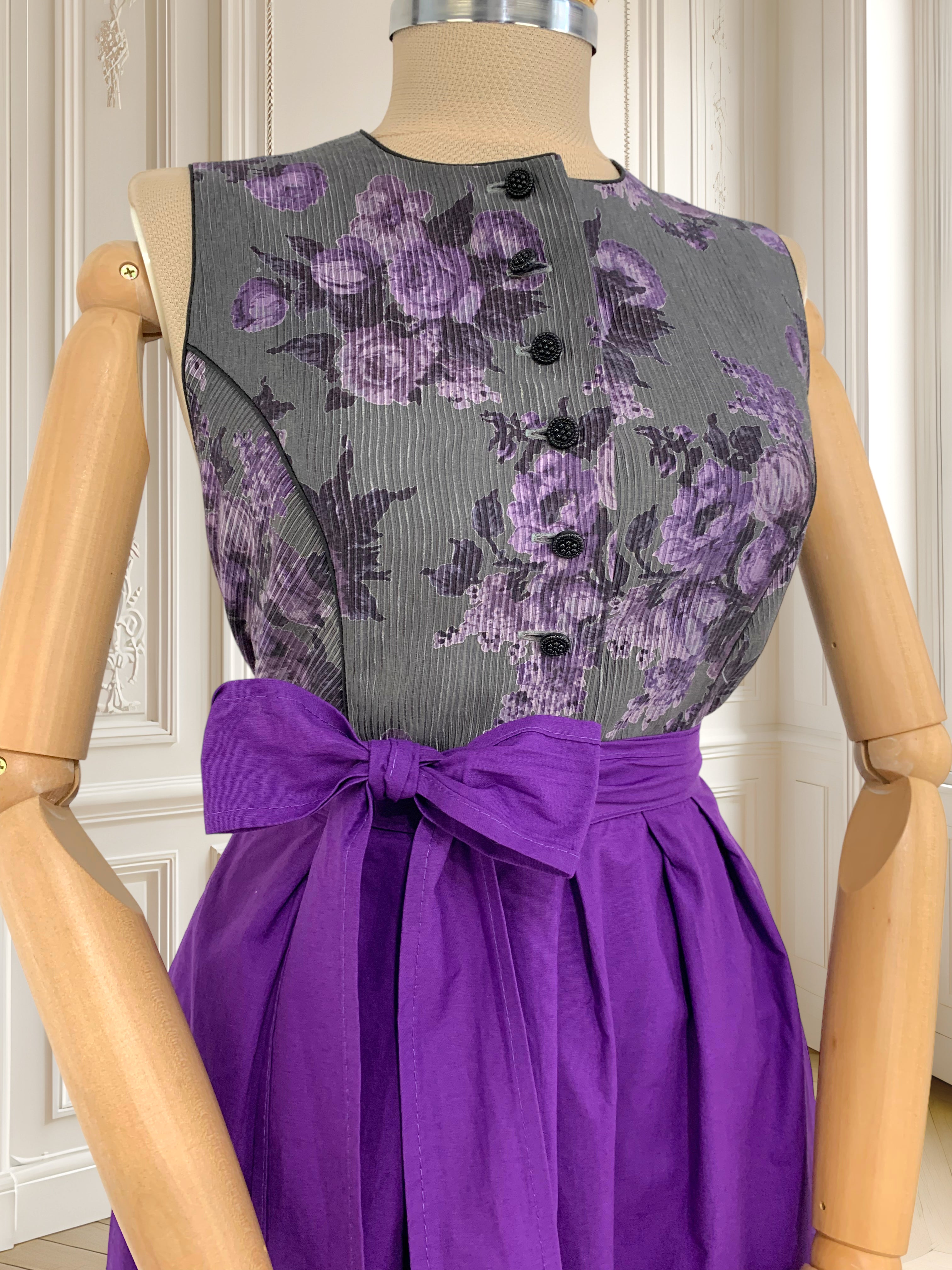 Rochie bavareză cu flori mov mărimea XL