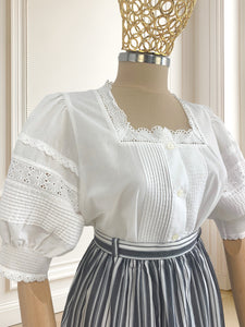 Cămașă albă cu broderie și mâneci bufante potrivită pentru M/L
