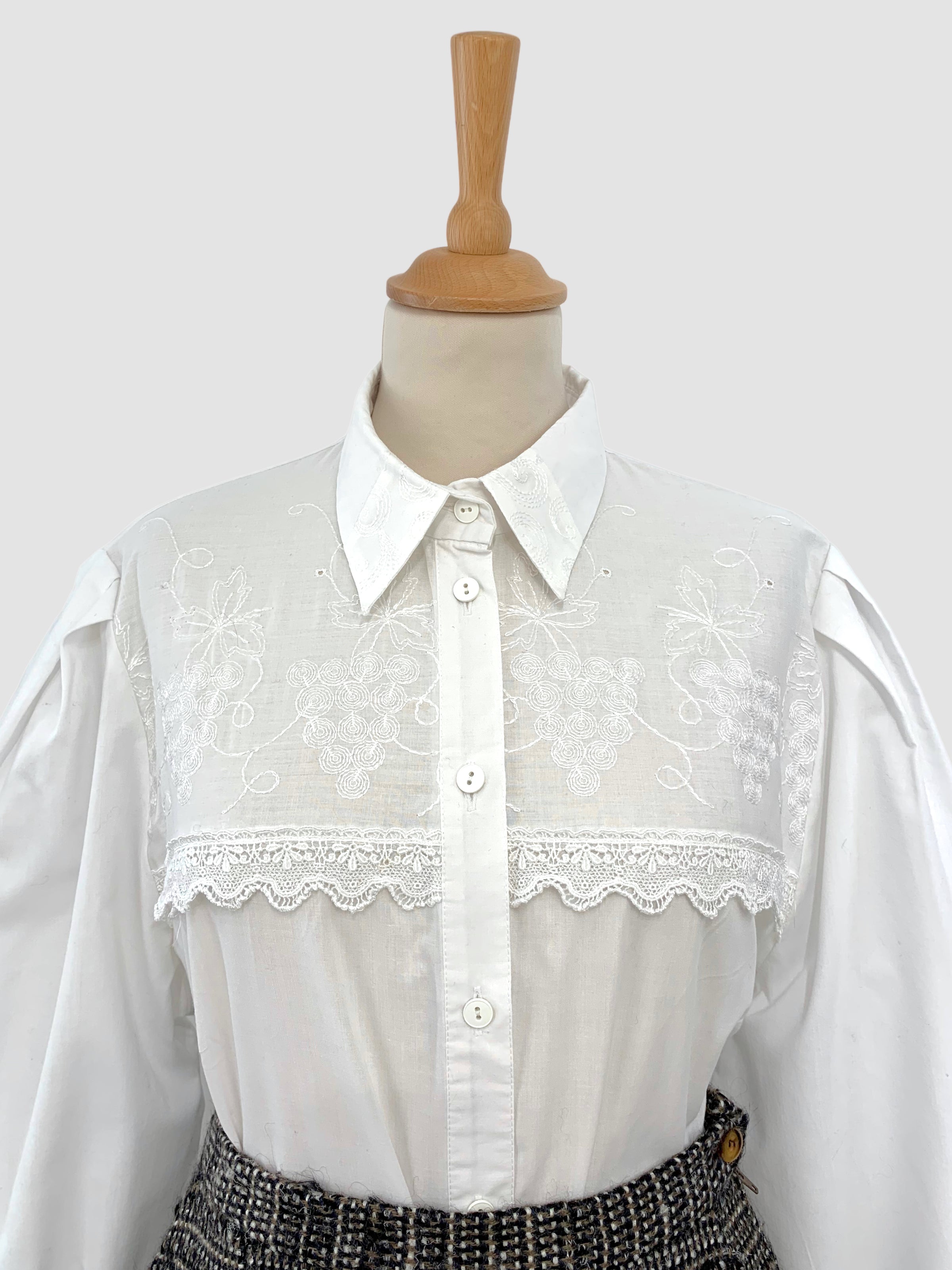 Cămașă cu broderie mărimea XL
