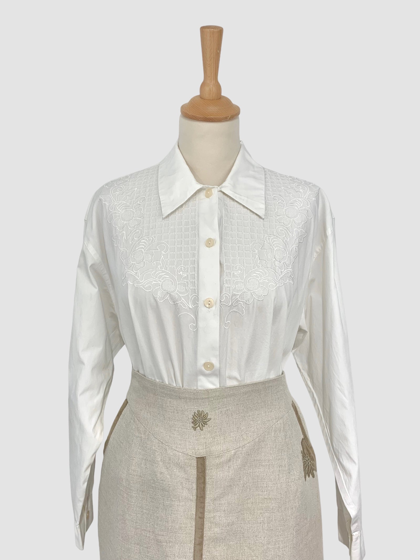Cămașă vintage cu broderie mărimea XL