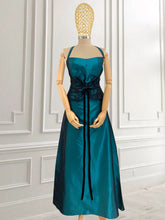 Încarcă imaginea în vizualizatorul Galerie, Rochie vintage de gală cu corset de dantelă mărimea L
