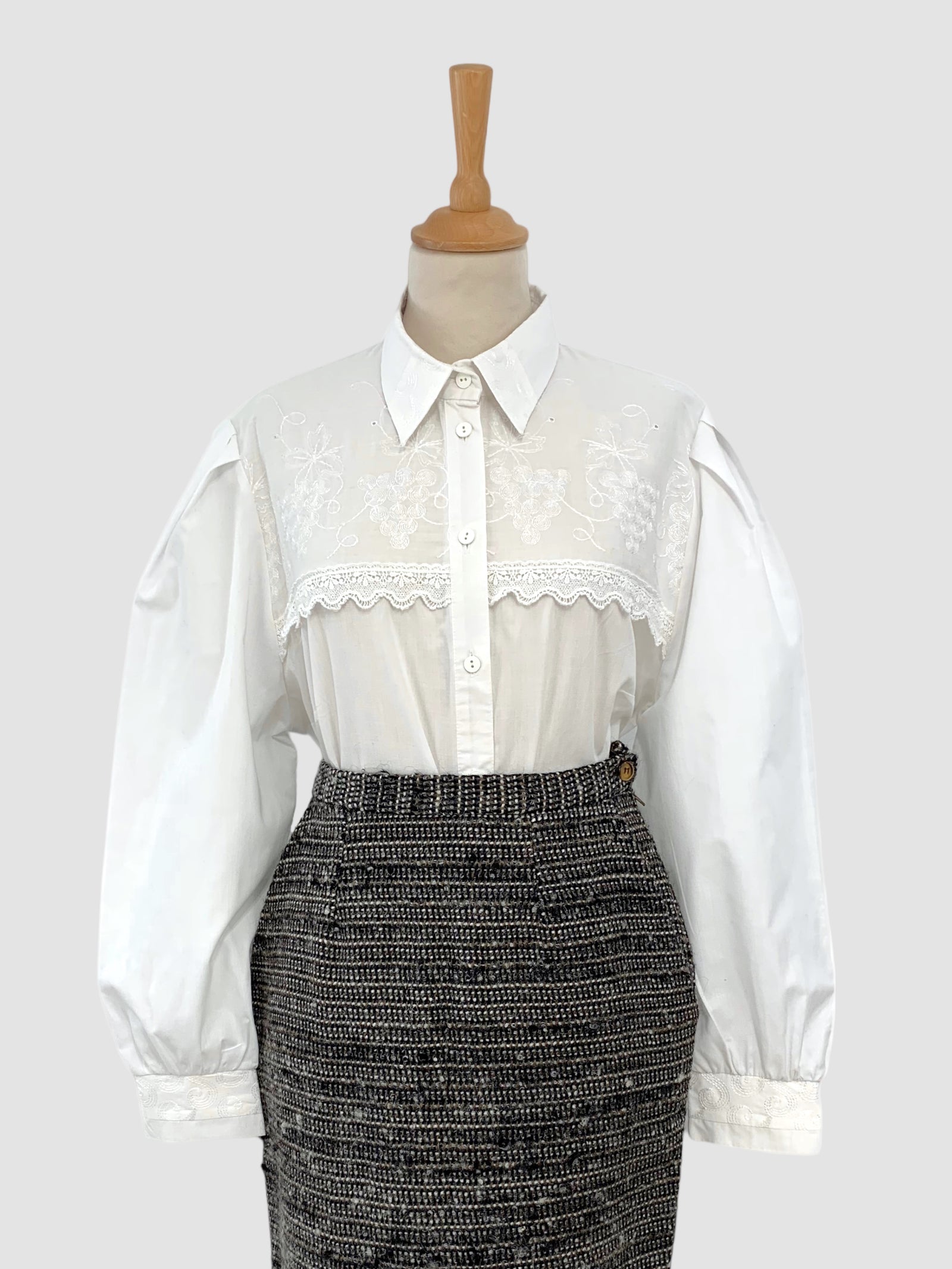 Cămașă cu broderie mărimea XL