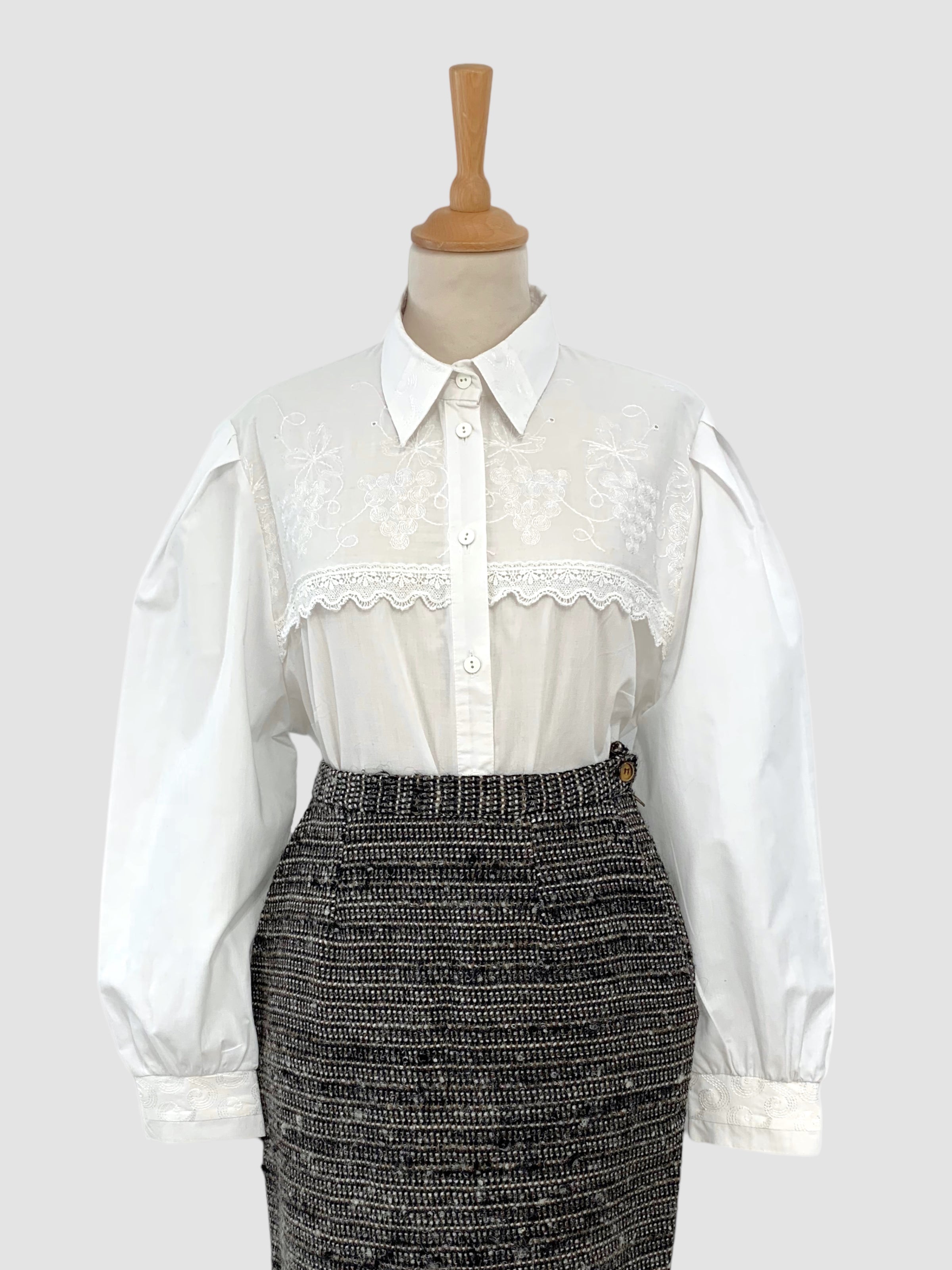 Cămașă cu broderie mărimea XL
