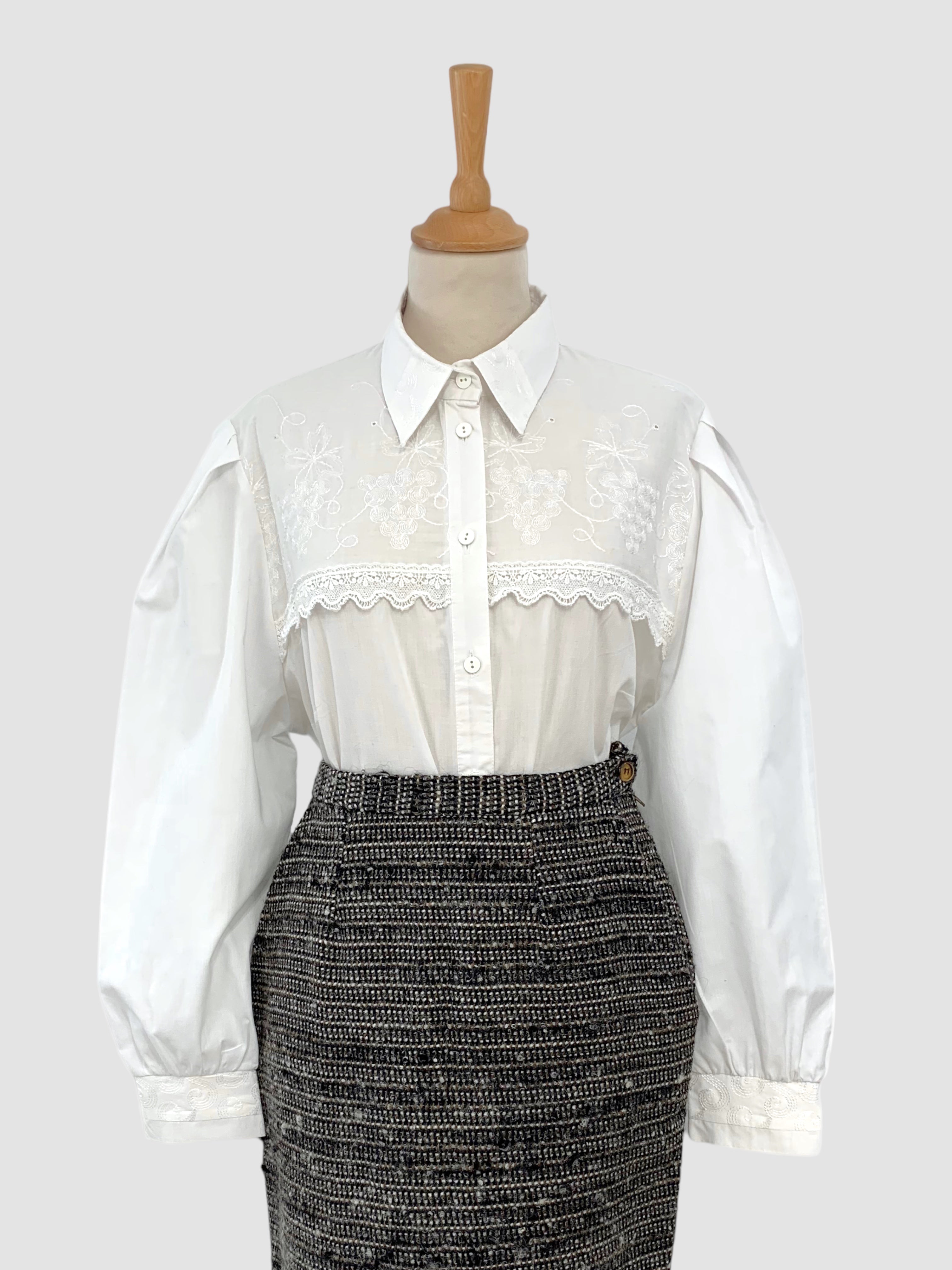 Cămașă cu broderie mărimea XL