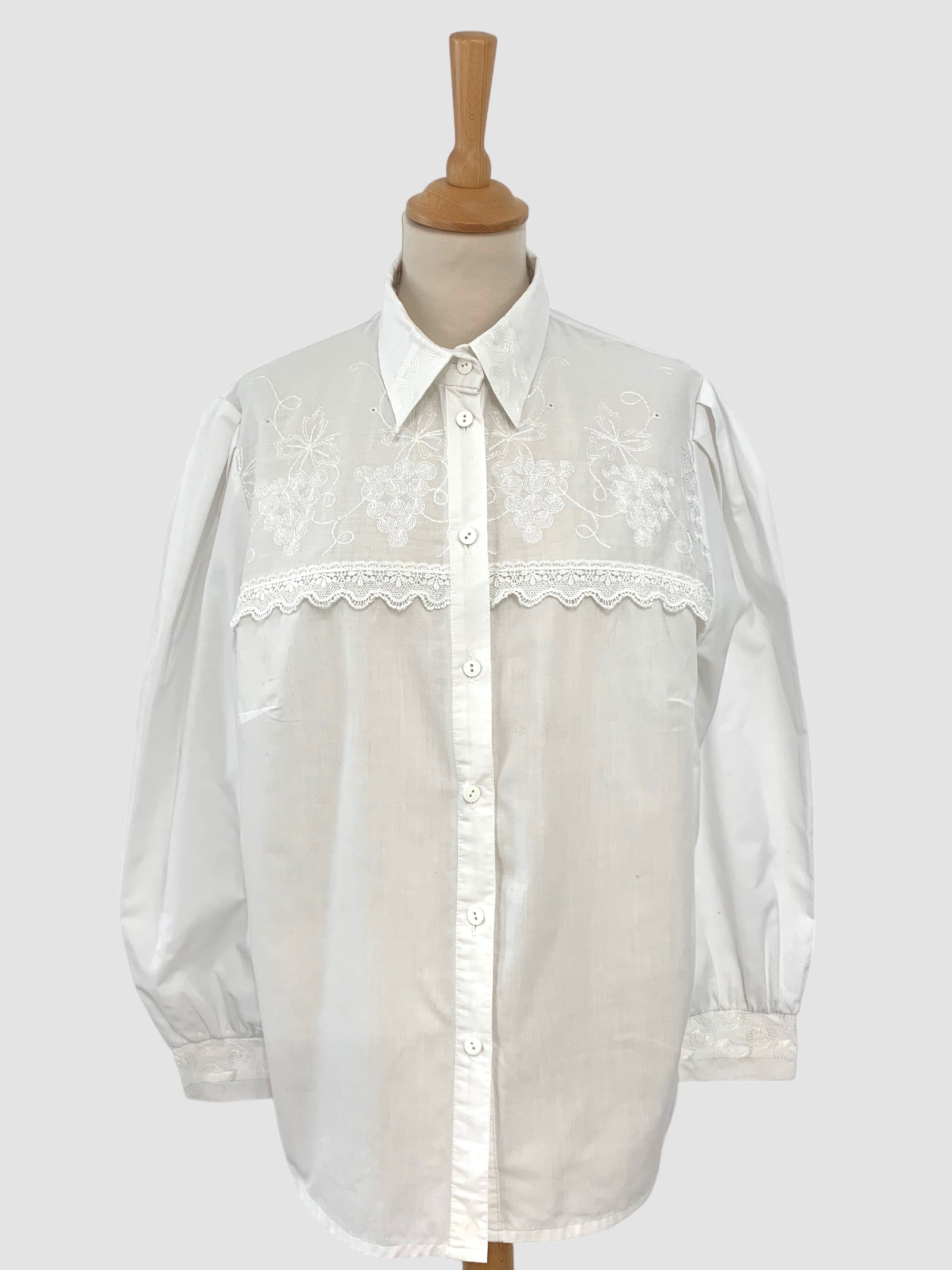 Cămașă cu broderie mărimea XL