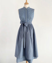 Încarcă imaginea în vizualizatorul Galerie, Rochie vintage cu șorț detașabil mărimea M
