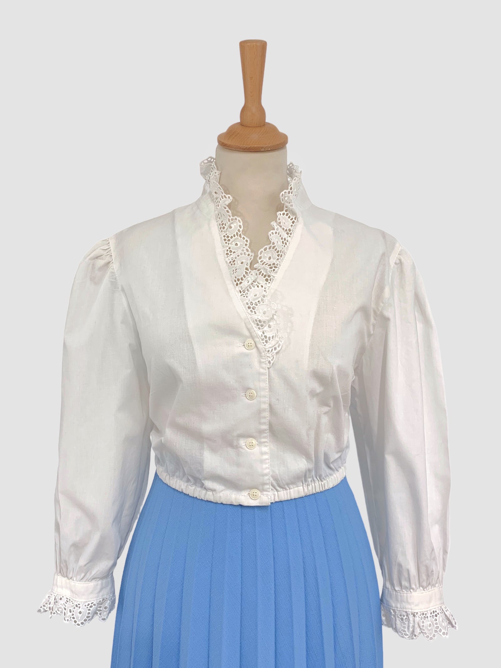 Top vintage cu broderie mărimea L